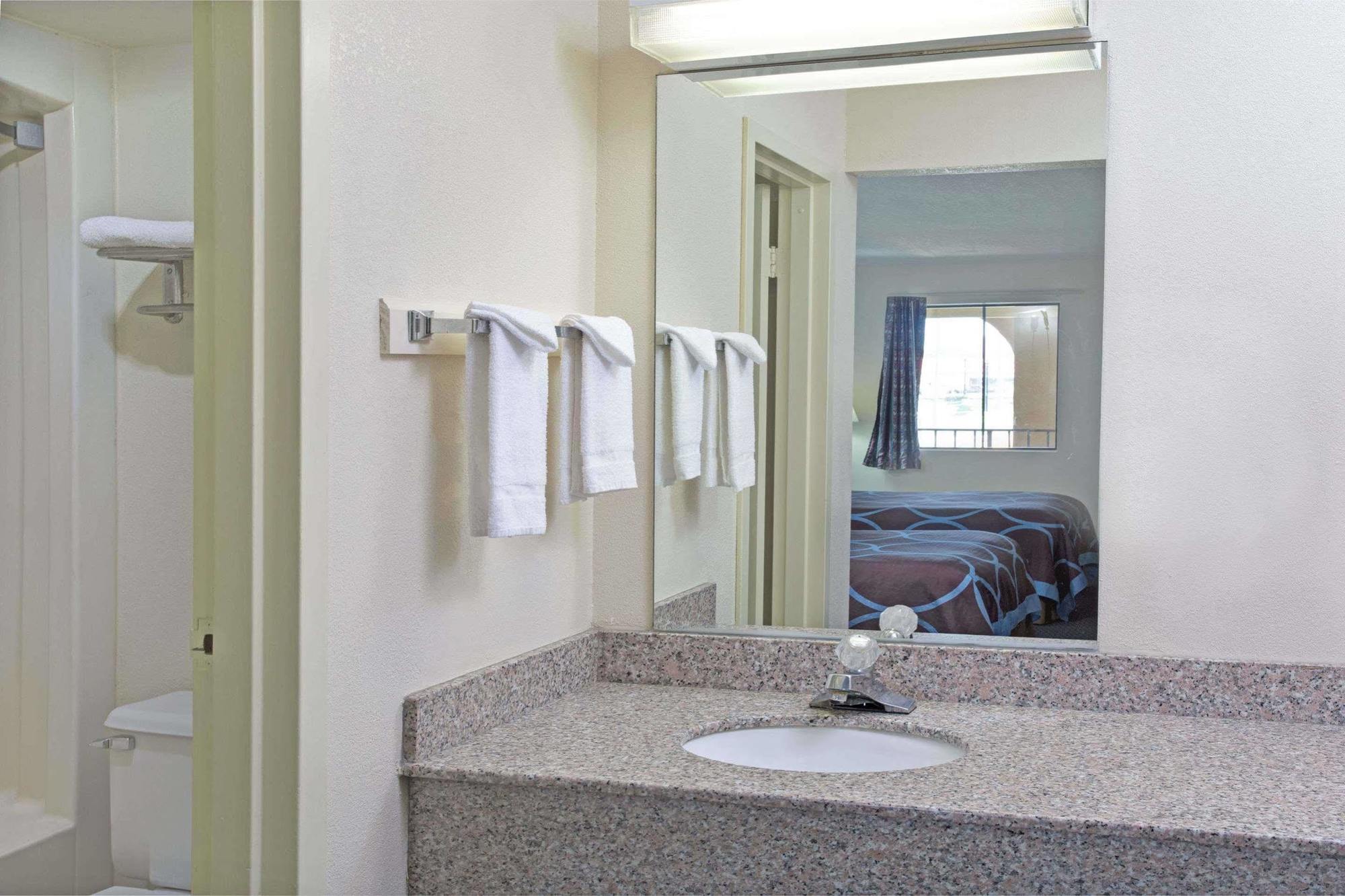 Hotel Super 8 By Wyndham Suwanee Esterno foto